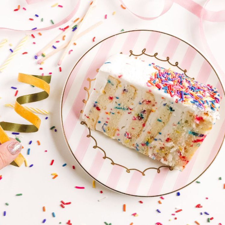 10 Easy and Creative Ways to Decorate a Cake