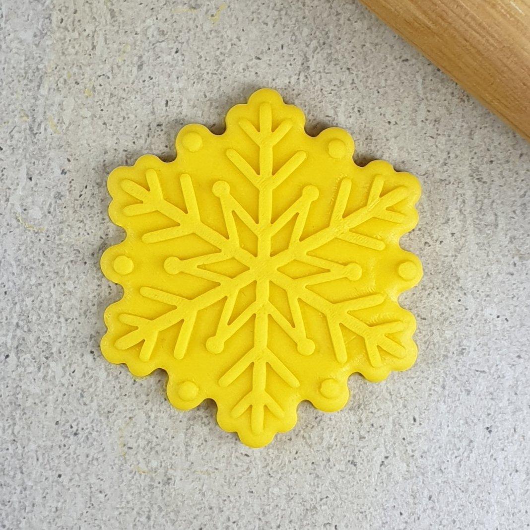 SNOWFLAKE CUTTER + 3D COOKIE EMBOSSER - Cake Decorating Central