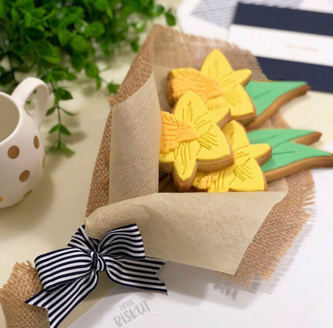 DAFFODIL CUTTER + EMBOSSER SET by Little Biskut