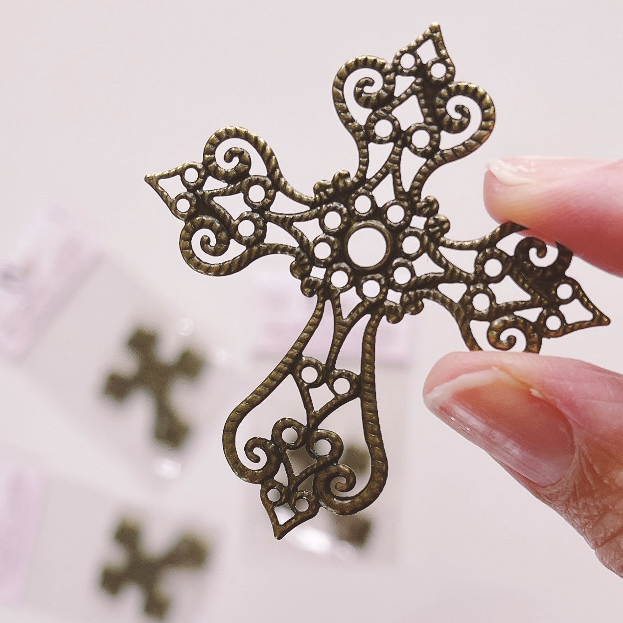 More Deco ANTIQUE GOLD FILLIGREE CROSS (6 PACK)