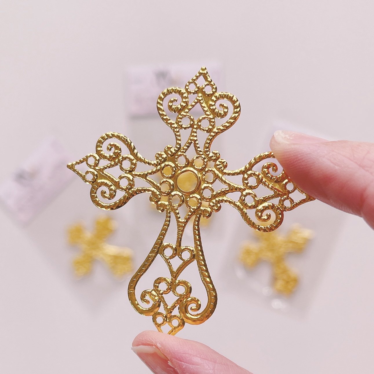 More Deco GOLD FILLIGREE CROSS (6 PACK)