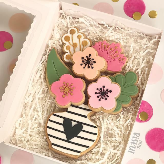 VASE EMBOSSER + CUTTER SET by Little Biskut - Cake Decorating Central